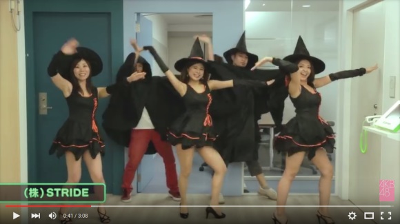 Beginilah Asiknya Saat Satu Kantor Kompak Menari 'Halloween Night' AKB48