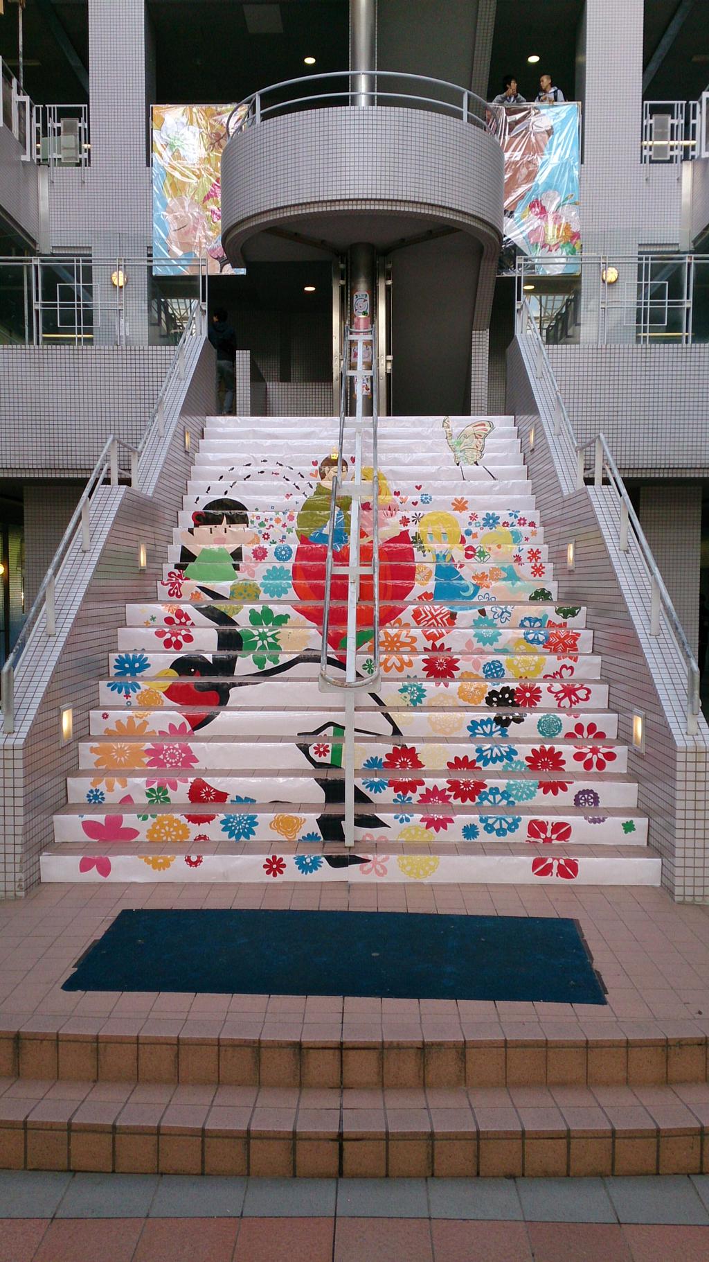 Seni Dekorasi Tangga Ini Populer di Sekolah-Sekolah Jepang