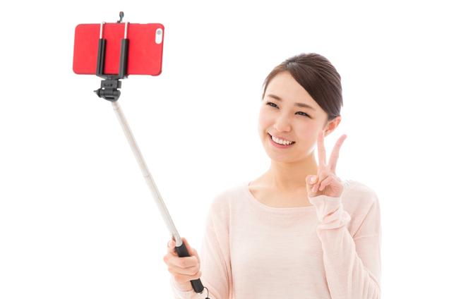 Suka selfie? Di Jepang, tongsis selfie dilarang masuk di 1.195 stasiun kereta!