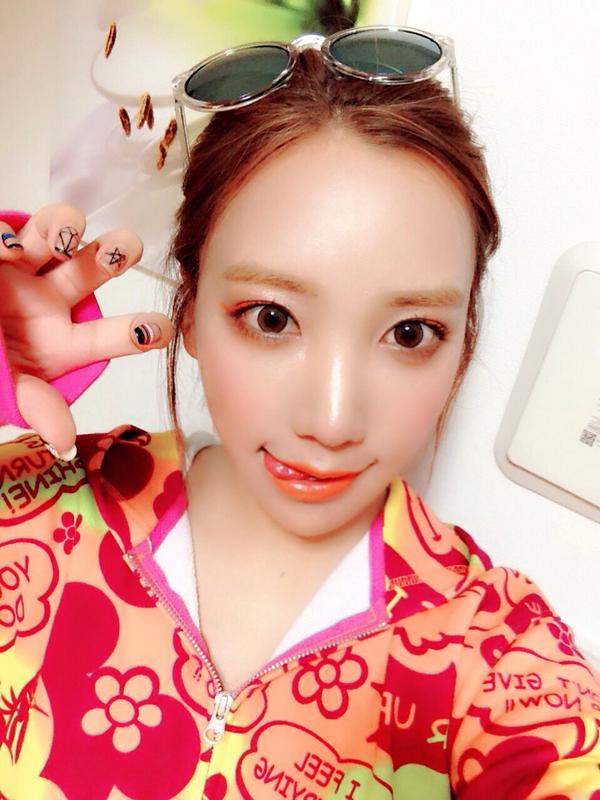 10 Pose Selfie Paling Populer di Kalangan Gadis-Gadis Jepang