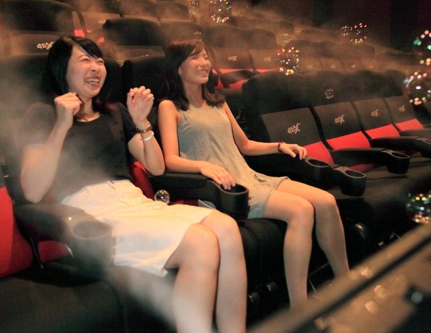 Bioskop-bioskop di Jepang tampilkan inovasi film 4D dengan kursi goyang, asap & gelembung