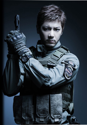 Para pemeran drama panggung Resident Evil ditampilkan dengan kostumnya