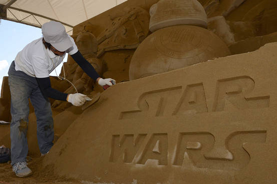 Patung pasir 'Star Wars' ditampilkan di Tottori Dunes di Jepang