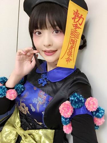 Sumire Uesaka mengenakan kostum Jiangshi untuk acara Halloween