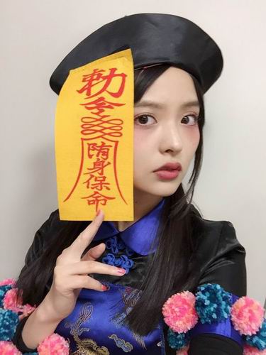 Sumire Uesaka mengenakan kostum Jiangshi untuk acara Halloween