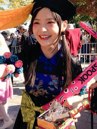 Sumire Uesaka mengenakan kostum Jiangshi untuk acara Halloween (3)