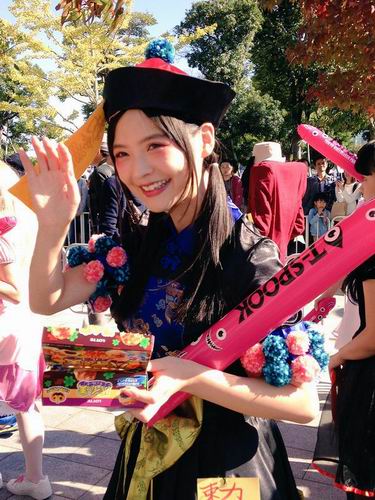 Sumire Uesaka mengenakan kostum Jiangshi untuk acara Halloween (4)