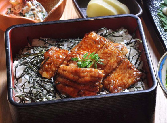 Wah, di festival Gifu kita bisa mencicipi ikan lele rasa unagi!