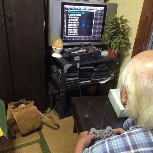 Wow! Kakek berumur 79 tahun ini masih sanggup bermain video game!