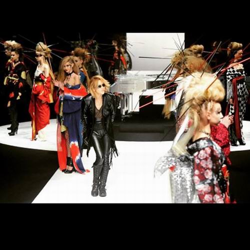 Yoshiki (X Japan) tampilkan koleksi kimono bergaya provokatif di Tokyo Fashion Week