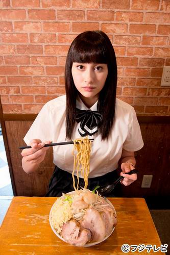 Akari Hayami kembali tampil dalam Ms. Koizumi Loves Ramen Noodles SP (1)