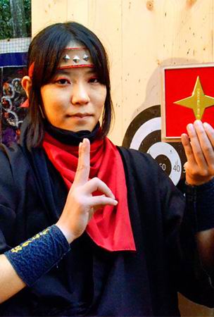 Awas! Ninja wanita ini adalah ahli melempar 'shuriken' dari Jepang!
