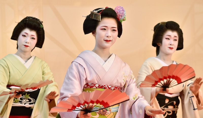 Hanya untuk membeli makanan cepat saji, Geisha di Jepang harus menyamar