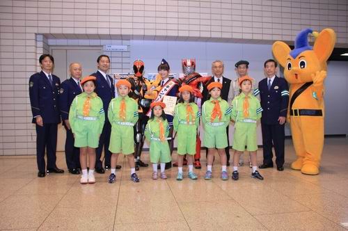 Para Kamen Rider mempromosikan kampanye keselamatan lalu lintas di Tokyo (3)