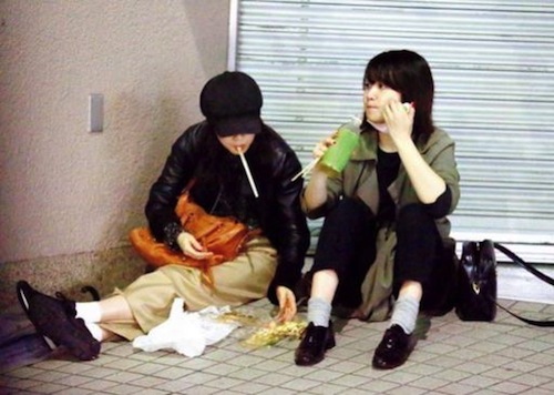 Atsuko Maeda Makan di Pinggir Jalan Lesehan Shinjuku 5