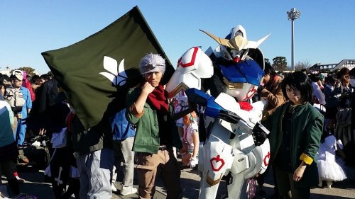 Para cosplayer dengan aneka kostum unik meriahkan hari pertama Comiket 89 di Jepang (1)