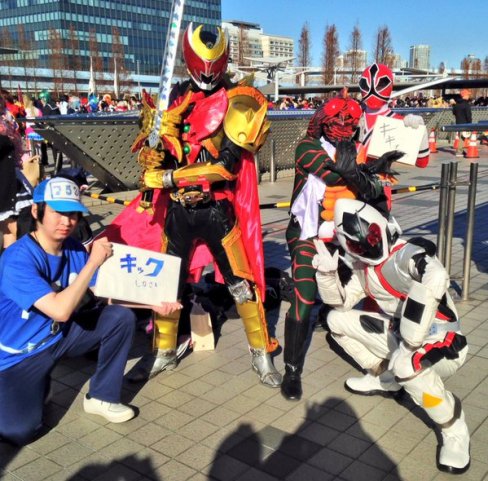 Para cosplayer dengan aneka kostum unik meriahkan hari pertama Comiket 89 di Jepang (9)