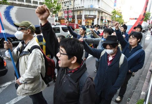 Para pria jomblo di Tokyo berdemo menentang komersialisasi Natal