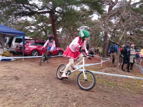 Rayakan Natal, para cosplayer di Jepang balapan sepeda Cyclo-cross yang unik dan seru