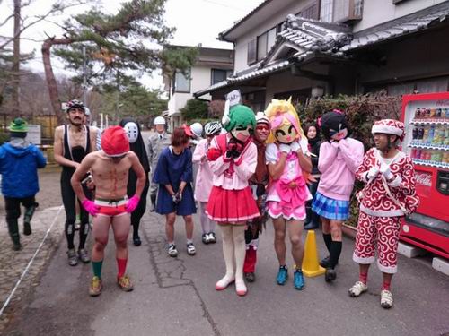Rayakan Natal, para cosplayer di Jepang balapan sepeda Cyclo-cross yang unik dan seru