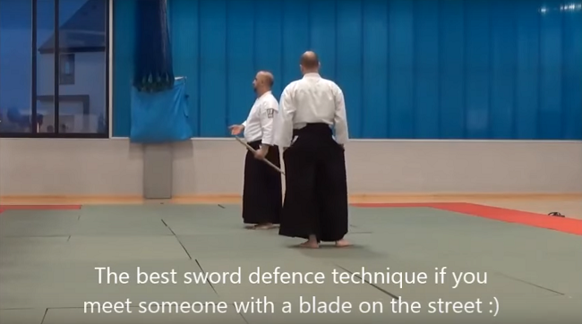 Video bela diri ini menunjukkan taktik terbaik ketika diserang oleh orang yang membawa pedang