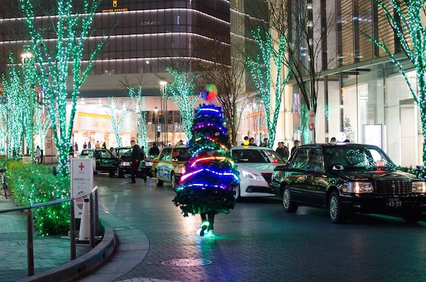 Wah, di Tokyo ada pohon Natal yang bisa berjalan! (1)