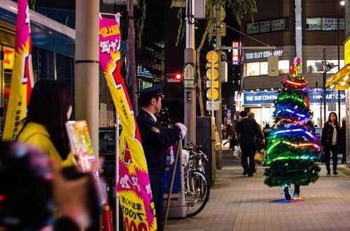 Wah, di Tokyo ada pohon Natal yang bisa berjalan! (2)