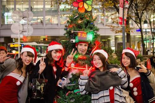 Wah, di Tokyo ada pohon Natal yang bisa berjalan! (3)