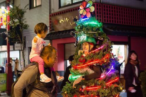 Wah, di Tokyo ada pohon Natal yang bisa berjalan! (4)