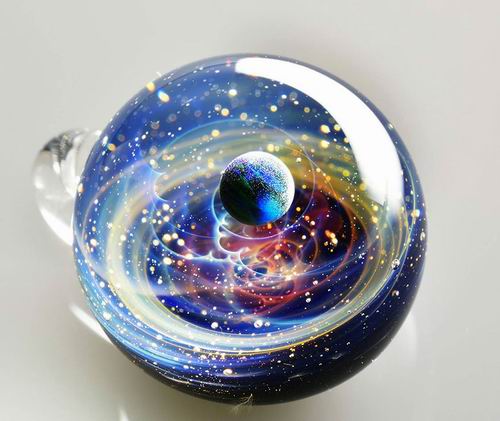 Wow! Seniman Jepang ciptakan liontin berhiaskan planet dan galaksi di dalamnya! (1)