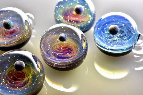 Wow! Seniman Jepang ciptakan liontin berhiaskan planet dan galaksi di dalamnya! (2)