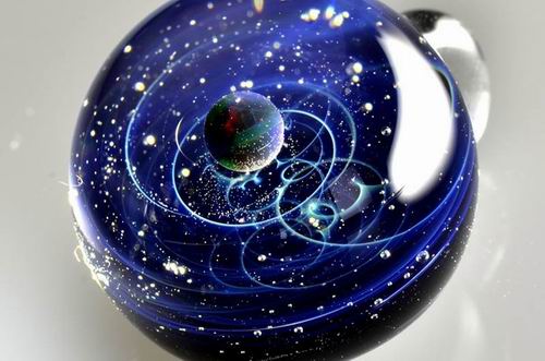 Wow! Seniman Jepang ciptakan liontin berhiaskan planet dan galaksi di dalamnya! (3)