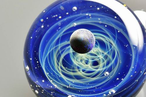 Wow! Seniman Jepang ciptakan liontin berhiaskan planet dan galaksi di dalamnya! (5)