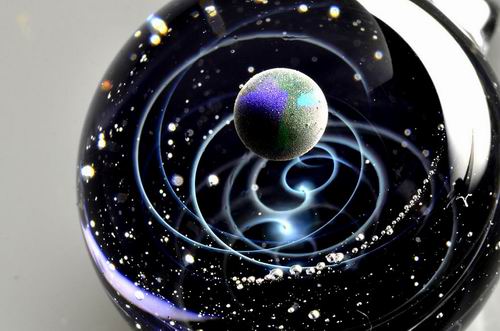 Wow! Seniman Jepang ciptakan liontin berhiaskan planet dan galaksi di dalamnya! (7)