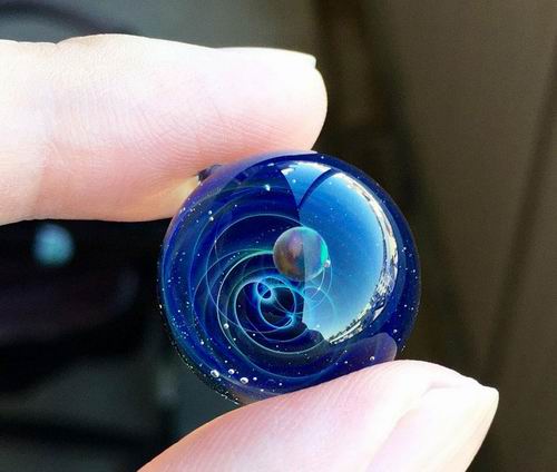 Wow! Seniman Jepang ciptakan liontin berhiaskan planet dan galaksi di dalamnya! (8)