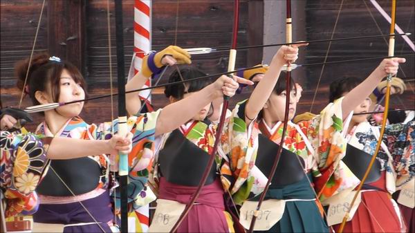 Acara Tahun Baru di Jepang diikuti oleh para wanita muda yang menembakkan anak panah