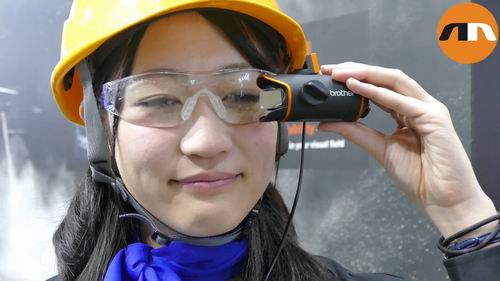 Beraneka gadget aneh ditampilkan di Japan Wearable Expo