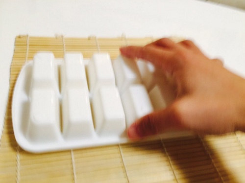 Cara Gampang & Super Cepat Membuat Sushi Pakai Cetakan Es Batu 3