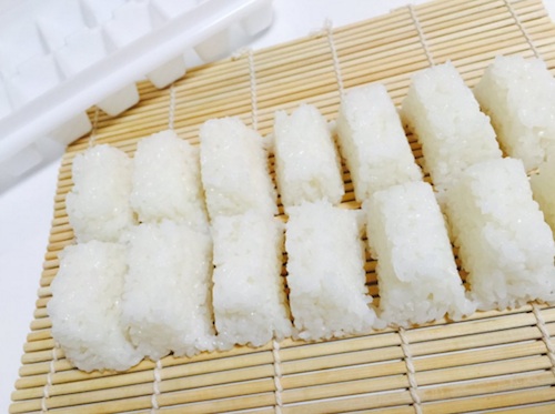 Cara Gampang & Super Cepat Membuat Sushi Pakai Cetakan Es Batu 4