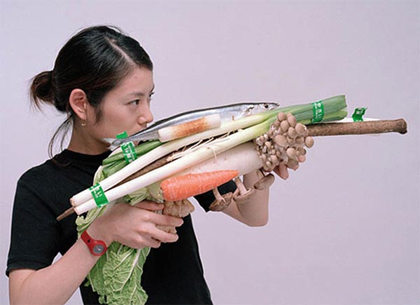 Fotografer Jepang abadikan foto para wanita yang memegang senjata dari sayuran (1)