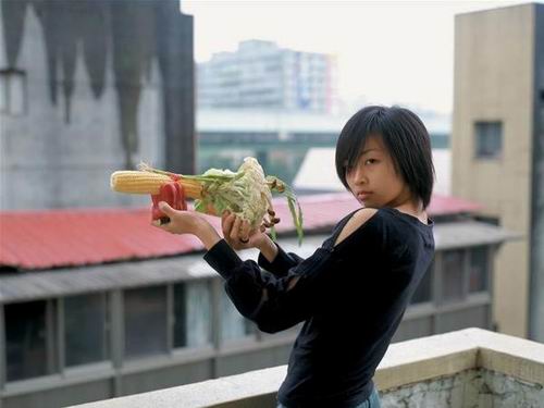 Fotografer Jepang abadikan foto para wanita yang memegang senjata dari sayuran (2)
