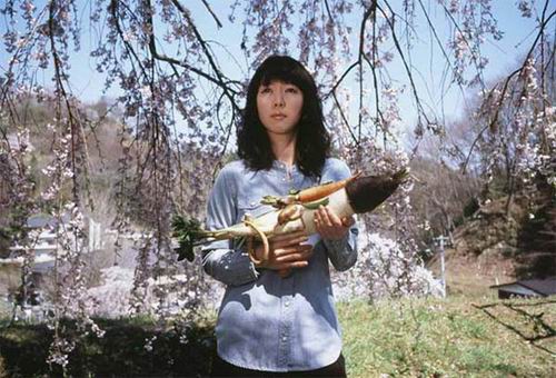 Fotografer Jepang abadikan foto para wanita yang memegang senjata dari sayuran (3)