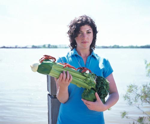 Fotografer Jepang abadikan foto para wanita yang memegang senjata dari sayuran (5)