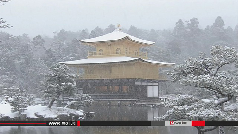 Indahnya Kuil Kinkakuji di Kyoto diselimuti salju