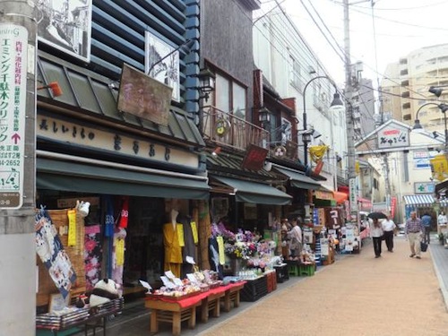 Menjelajahi Daerah Perbelanjaan Kuno Jepang di Yanaka Ginza