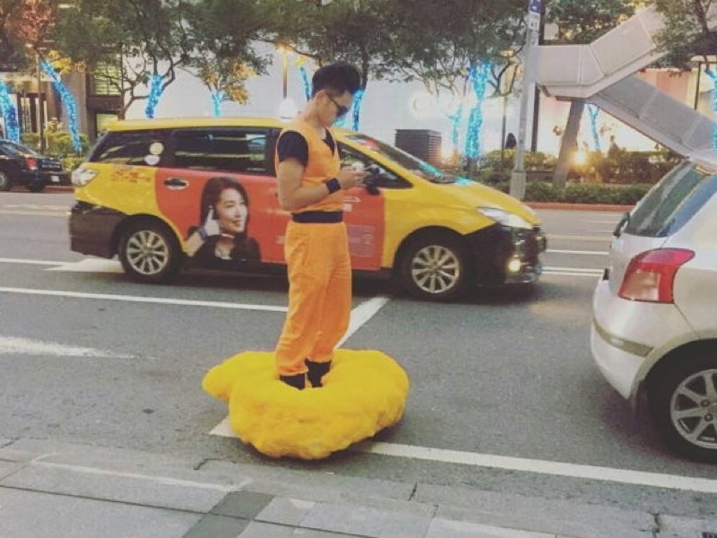Wow! Cosplayer dari Taipei ini naik Awan Kinton (Dragon Ball) di jalanan!