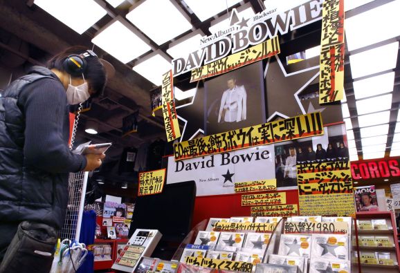 Kaget Dengan Kematian David Bowie, Seorang Pria Jepang Ancam Akan Bunuh Diri