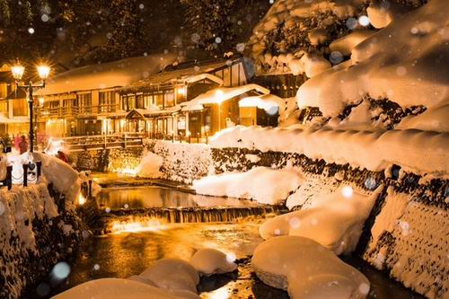 Fotografer Jepang abadikan keindahan hujan salju di Ginzan Onsen (2)