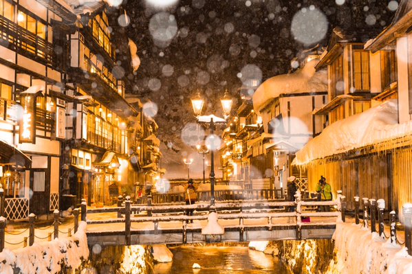 Fotografer Jepang abadikan keindahan hujan salju di Ginzan Onsen (5)