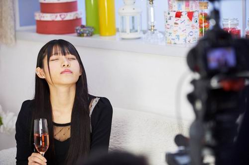 Hitomi Noda dari READY TO KISS Siap Menciummu Dalam Iklan Online Wine Non-Alkohol (2)